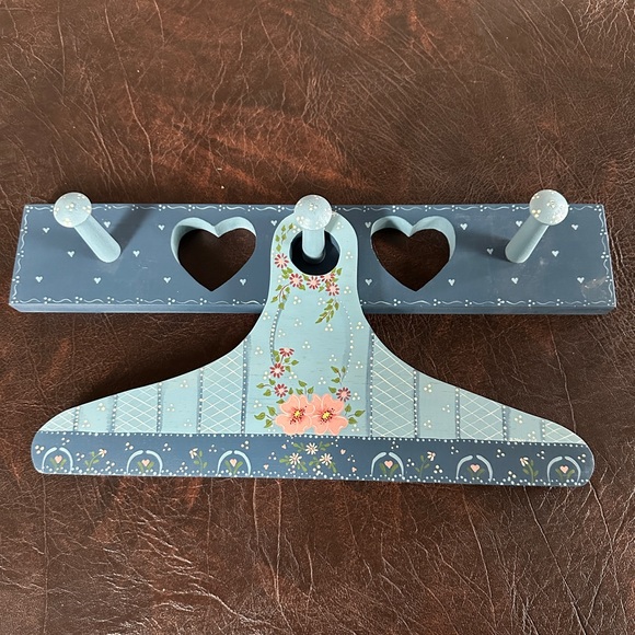 Decorative handmade Wood Peg Plaque with Hanger - Picture 1 of 3